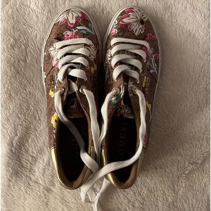 GUESS NWOT FLORAL SNEAKERS SZ 9.